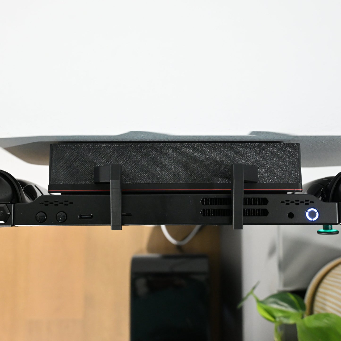 Lenovo Legion Go: MechLock w/ One-Touch Charging